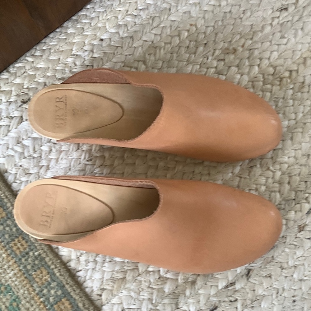 Bryr clogs.